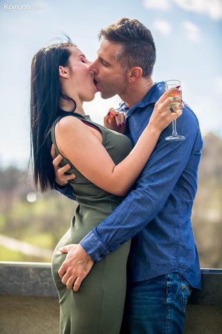 Stunning Brunette Girlfriend Kissing and Sucking Dick in POV